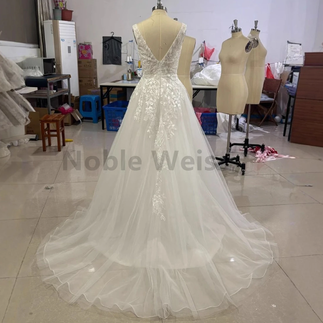 Tiulowa suknia ślubna o linii A Seksowna suknia ślubna z dekoltem w kształcie litery V, bez rękawów, koronkowa suknia ślubna z aplikacjami Dostosuj