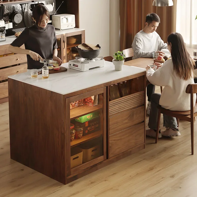 بار جزيرة الجوز الأسود في أمريكا الشمالية، مطبخ من الخشب الصلب، طاولة طهي، خزانة جانبية لتناول الطعام من البلاط الصخري