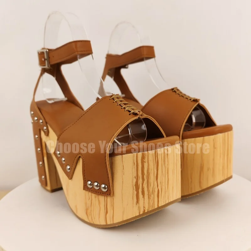 Рисунок 2 - Коричневые босоножки на платформе