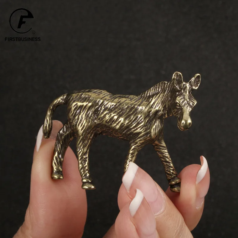 Adorno pequeño de burro de latón macizo, Animal de cobre antiguo, figuras en miniatura de Equus Asinus, accesorios de decoración de escritorio para el hogar