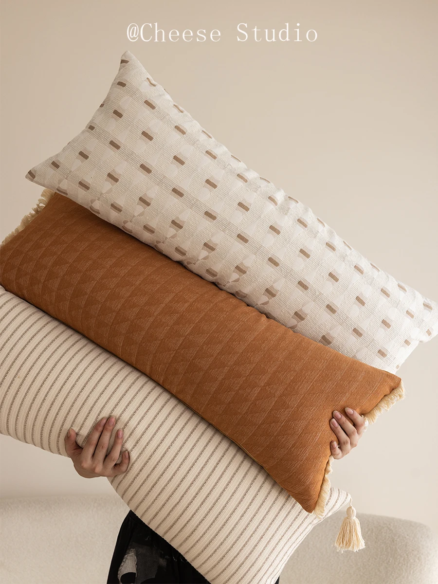 

Современная минималистичная длинная наволочка кремово-бежевого и карамельно-оранжевого цветов для дивана, изголовья кровати и домашнего декора.