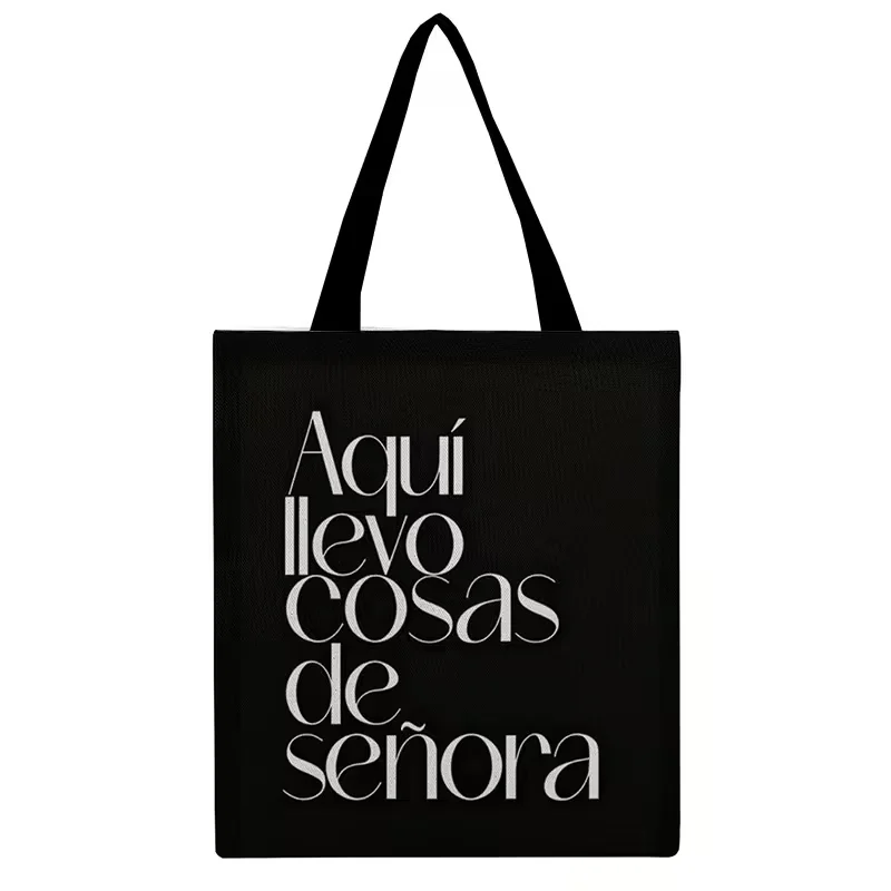 حقيبة حمل بعبارة إسبانية للسيدات من Achu llevo cosas de senora (I Have the Lady's Things) - حقيبة يد باللغة الإسبانية باللون البيج والأحمر