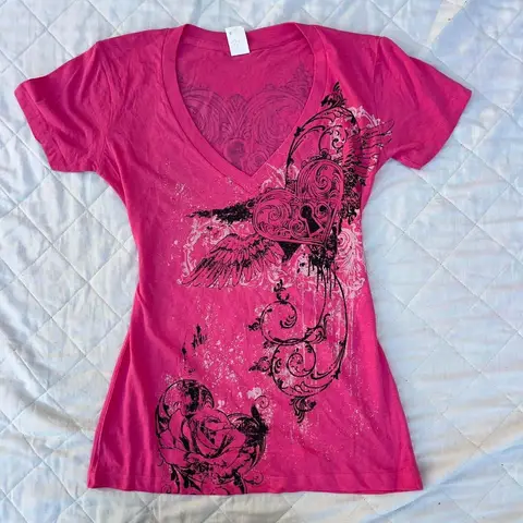 Women's Y2K Grunge Aesthetic Top Hot Pink Vintage Graphic Winged Heart Lock Print V-Neck Fitted T-Shirt 2026