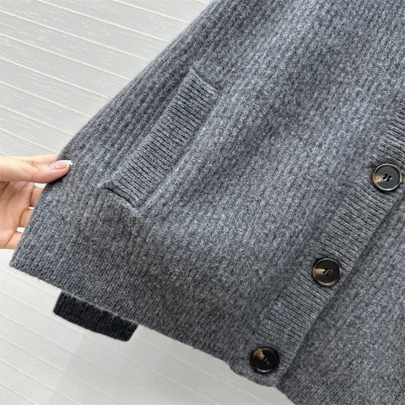 Strickjacke für Damen. Neues elastisches Strickoberteil mit langen Ärmeln für den Herbst 2026. Einreihiger Slim-Fit-Pullover. Strickwaren aus Kaschmirmischung