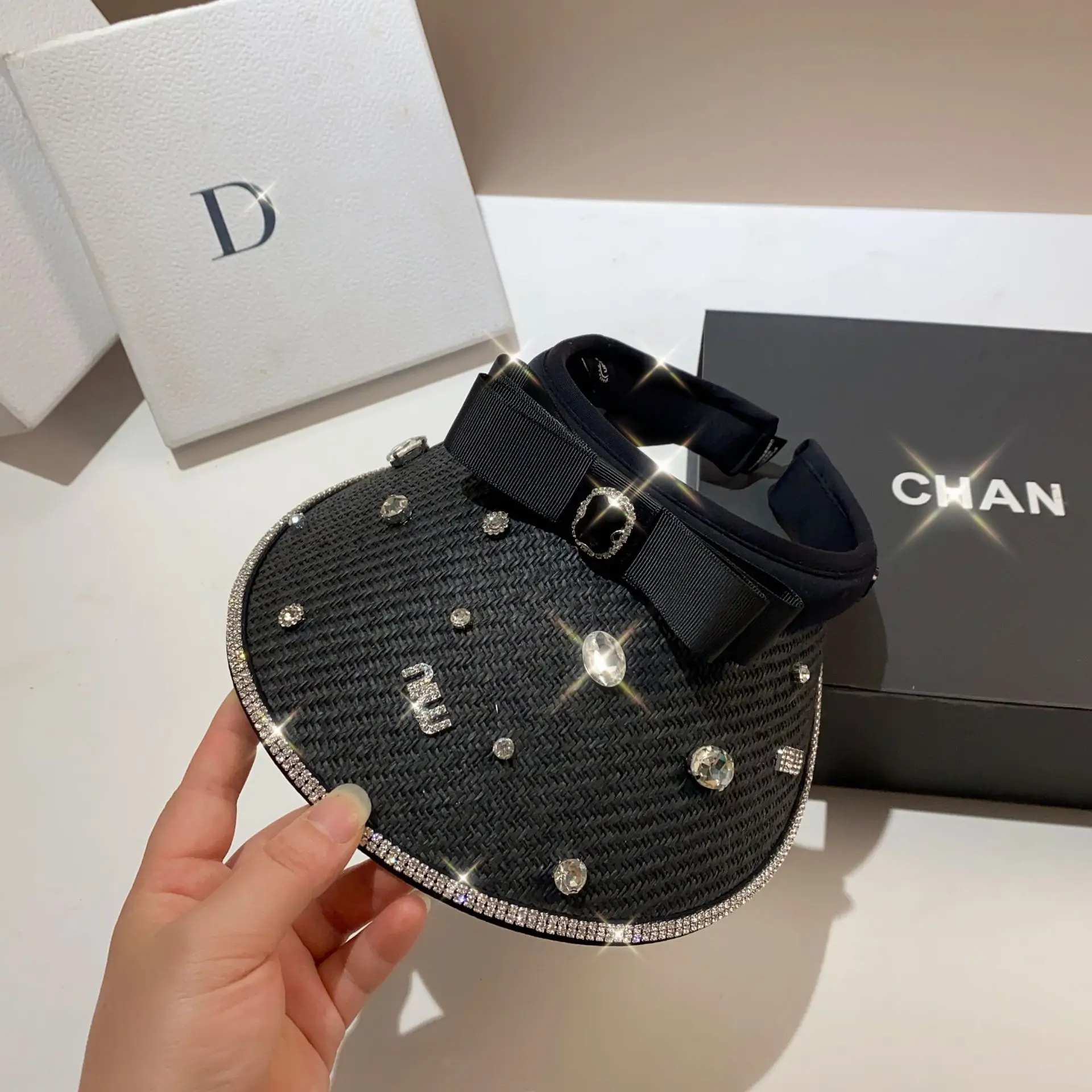 قبعة صيفية فاخرة مفتوحة من حجر الراين للنساء، قوس على الطراز الفرنسي عالي المجتمع، حماية من الشمس من المطاط الأسود واسعة الحواف للشباب