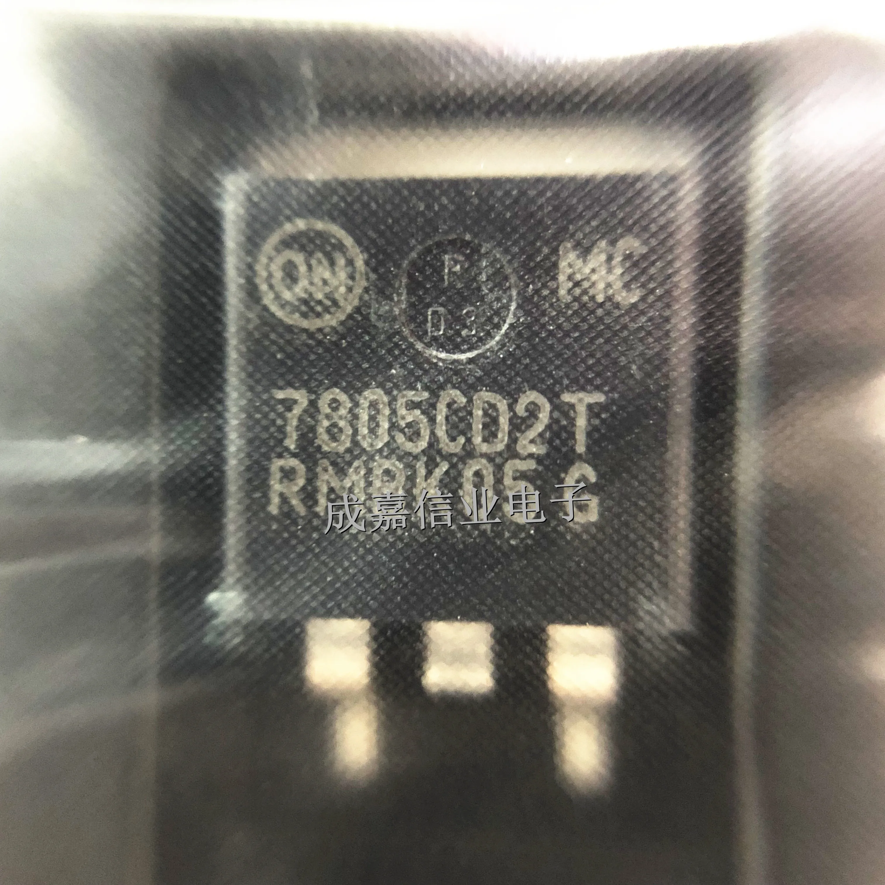 10pcs/Lot MC7805CD2TR4G TO-263-2 MC7805CD2T D2PAK-3 Linear Voltage Regulators 5V 1A Positive Operating Temperature:0C-+ 125 C