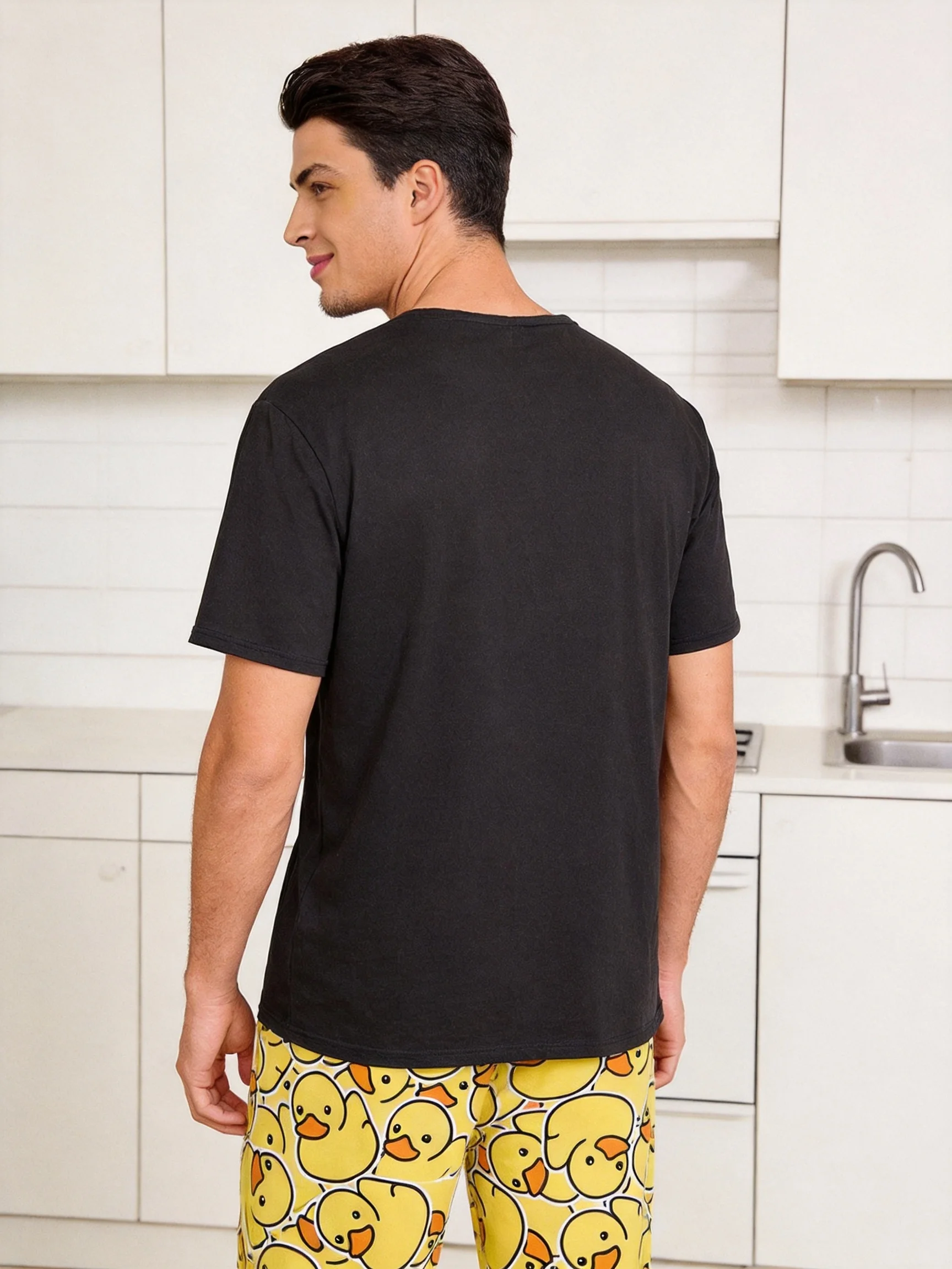 A set of duck printed casual pajamas, pants and a T-shirt with duck patterns, comfortable summer clothing