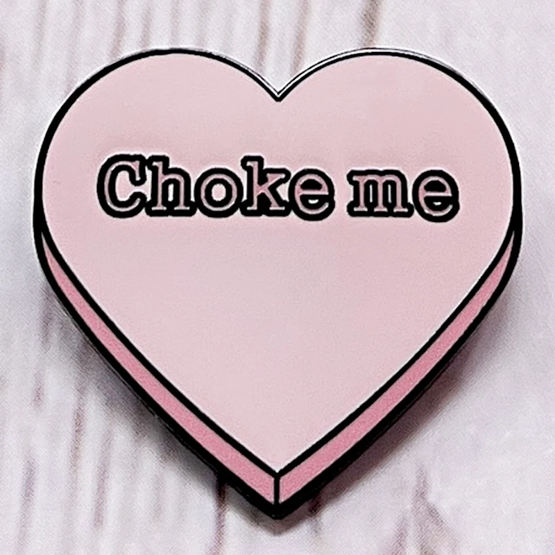 Pin esmaltado de Corazón de caramelo rosa, broches divertidos de Anime de placa de metal, accesorios de regalo de Navidad