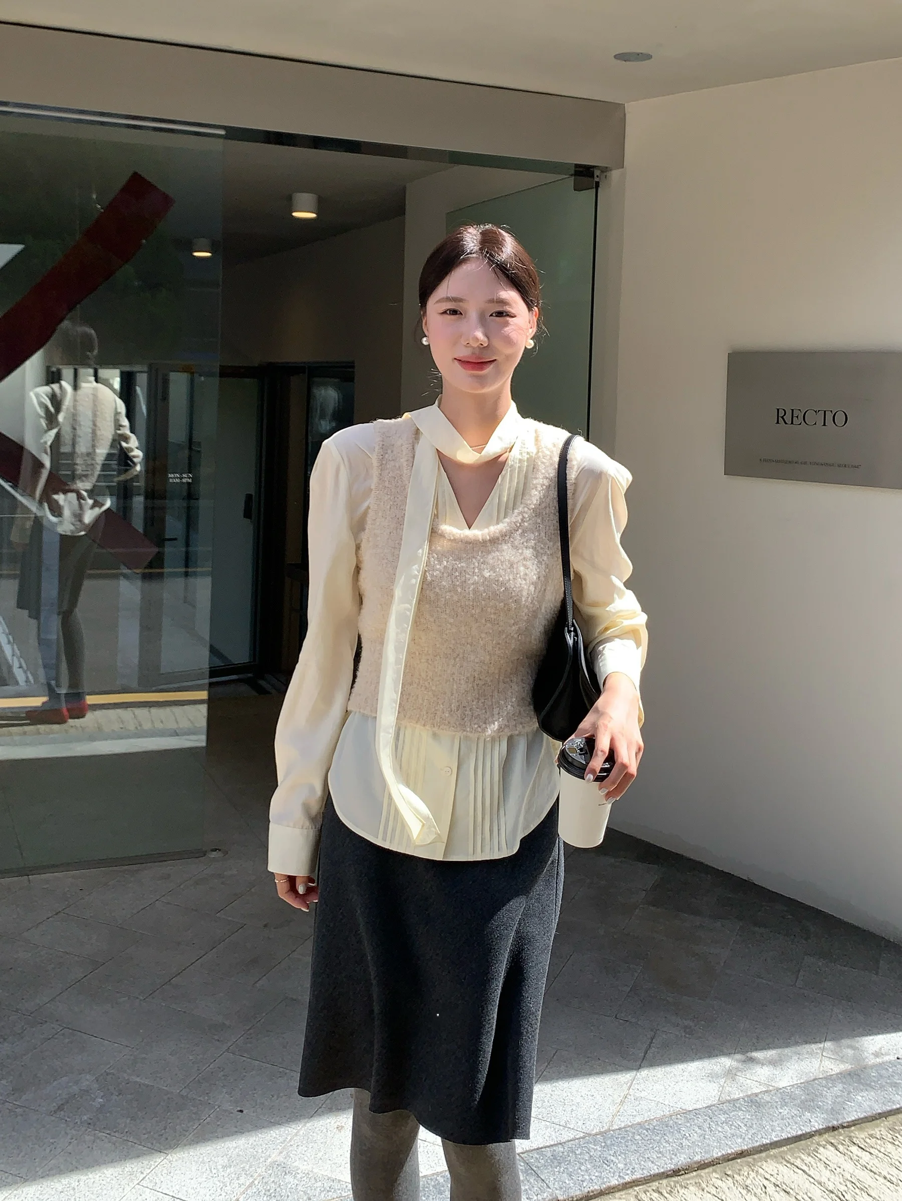 

Шелковая блузка с V-образным вырезом и кружевным дизайном, с крупным цветочным узором, премиум-класса, для повседневной носки, женская, премиум-качества, с коротким рукавом, на пуговицах