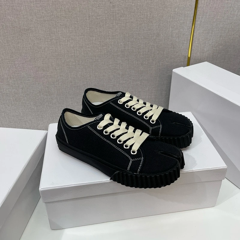 Sepatu Ujung Belah Kanvas Hel Rendah Modis 2025 Sepatu Datar Bertali Wanita Sepatu Papan Kasual dan Nyaman Sepatu Olahraga Pria