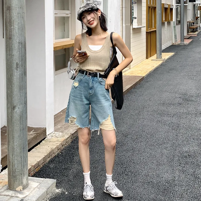 

Джинсы средней длины нового дизайна 2026 года для весны и лета. Женские модные джинсовые шорты свободного кроя с эффектом потертости и рваными элементами