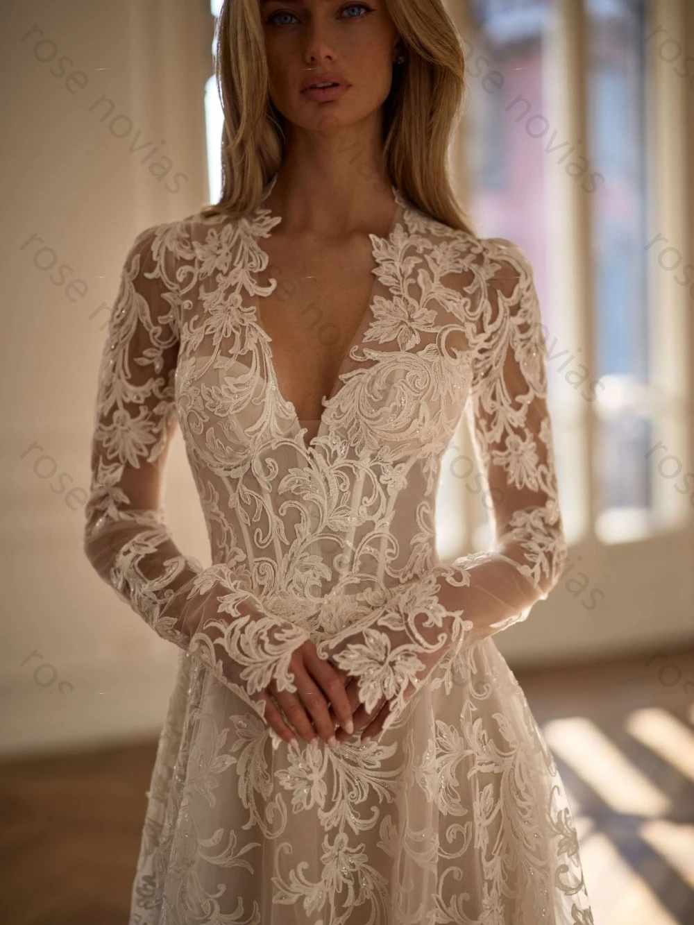 فستان زفاف ساحر عالي الجودة مزين برقبة على شكل حرف V وأكمام طويلة فستان زفاف مخصص على شكل حرف a من التل للعروس #2