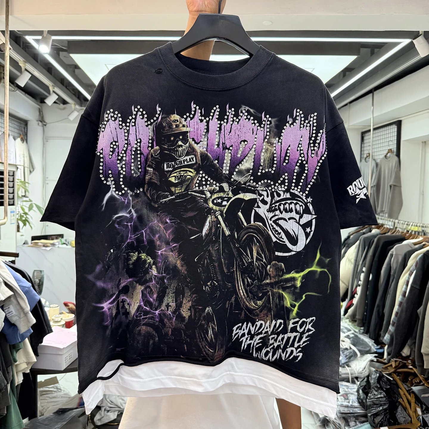 

Модная молодежная повседневная футболка оверсайз с круглым вырезом, с принтом черепа, мотоцикла и букв, со стразами, в уличном стиле, с эффектом потертости.