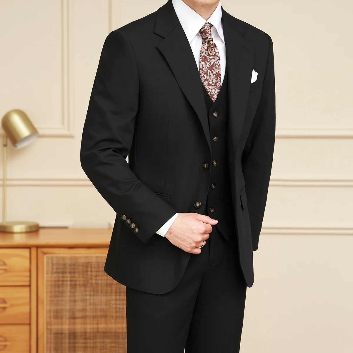 Les banquets pour hommes de haute qualité sont livrés avec un ensemble de mariage trois pièces décontracté d'affaires polyvalent et tendance