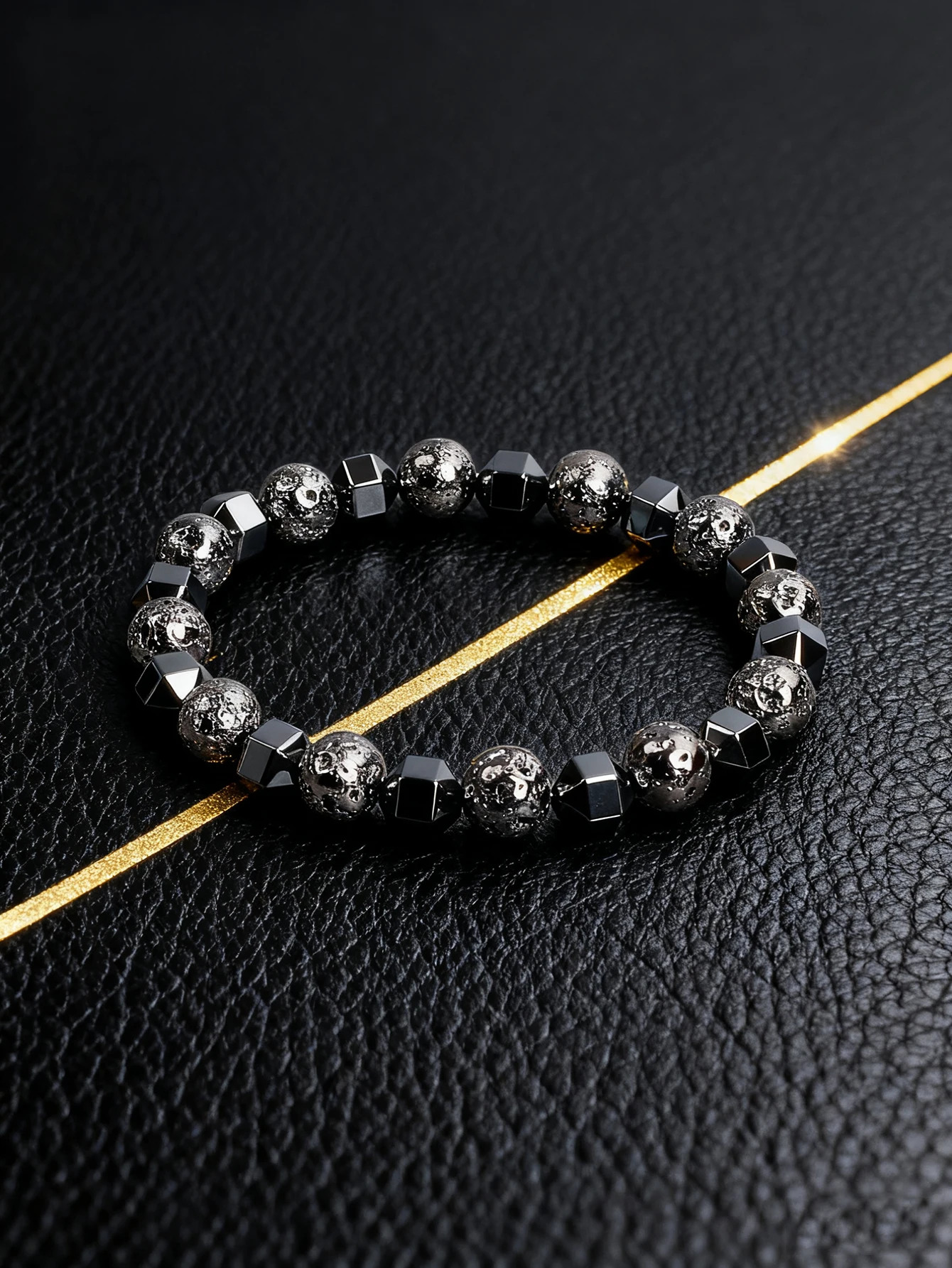 Facettiertes Hämatit- und Waffenarmband aus schwarzem Lavastein, vulkanisches Natursteinperlenarmband für Mut und Schutz, Kraftschmuck