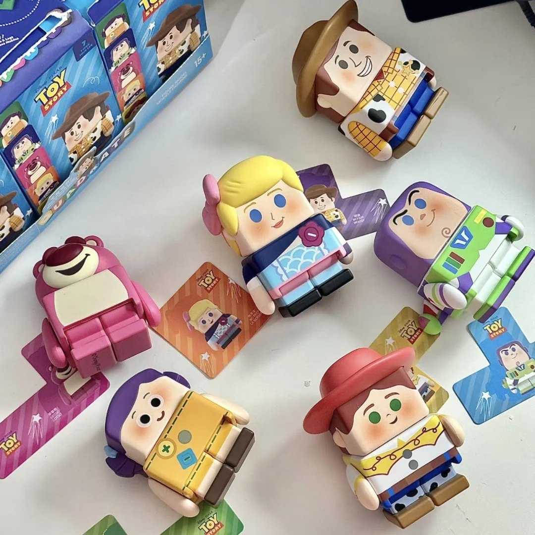 Disney Blind Box Pixar encantador Oso de fresa, regalos para niños y niñas, modelo de estatuilla de Anime, adornos de escritorio