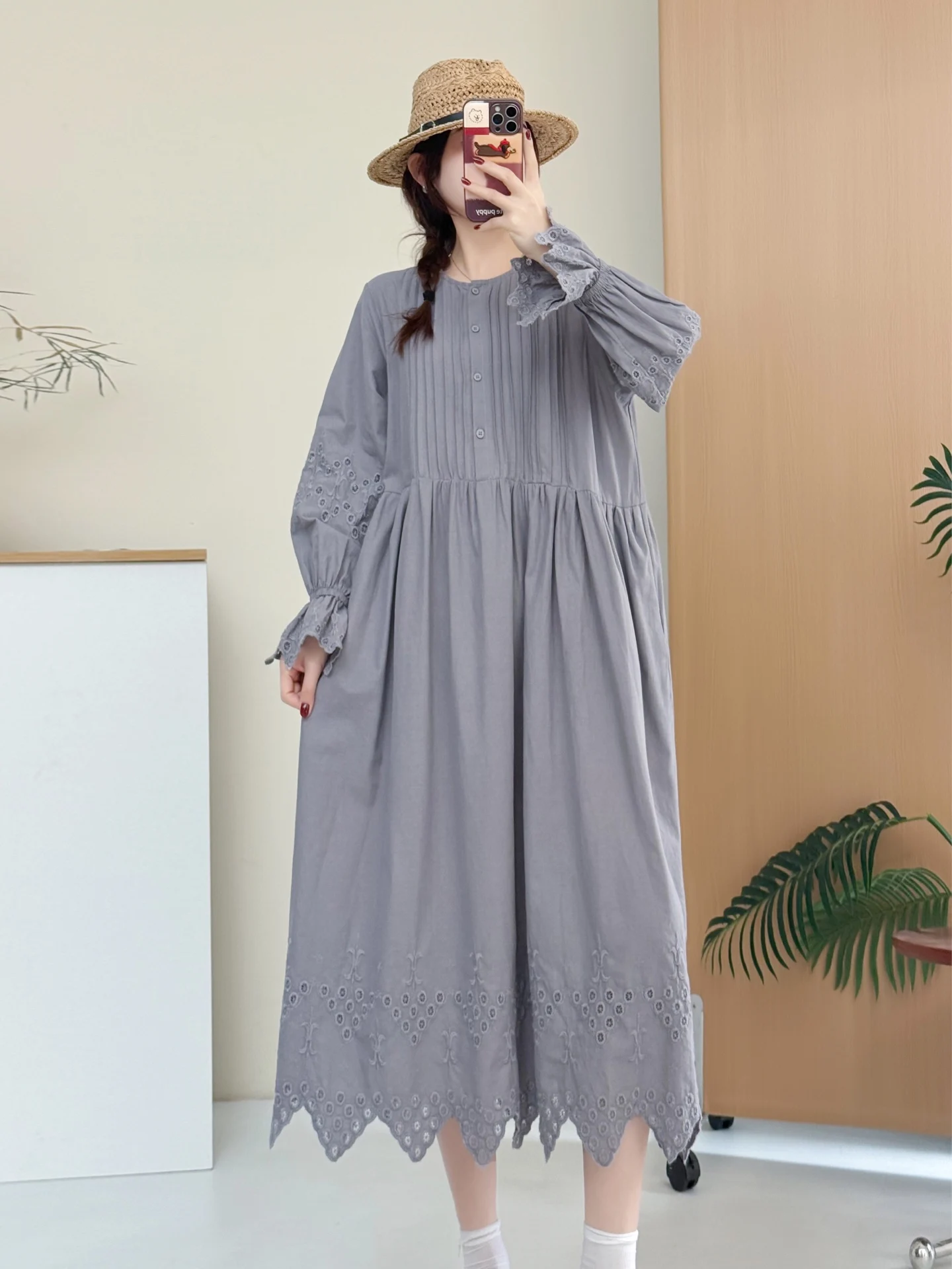 

Женское художественное платье миди свободного кроя с вышитым кружевным подолом, приталенное, из хлопка (80%) и других материалов (20%)