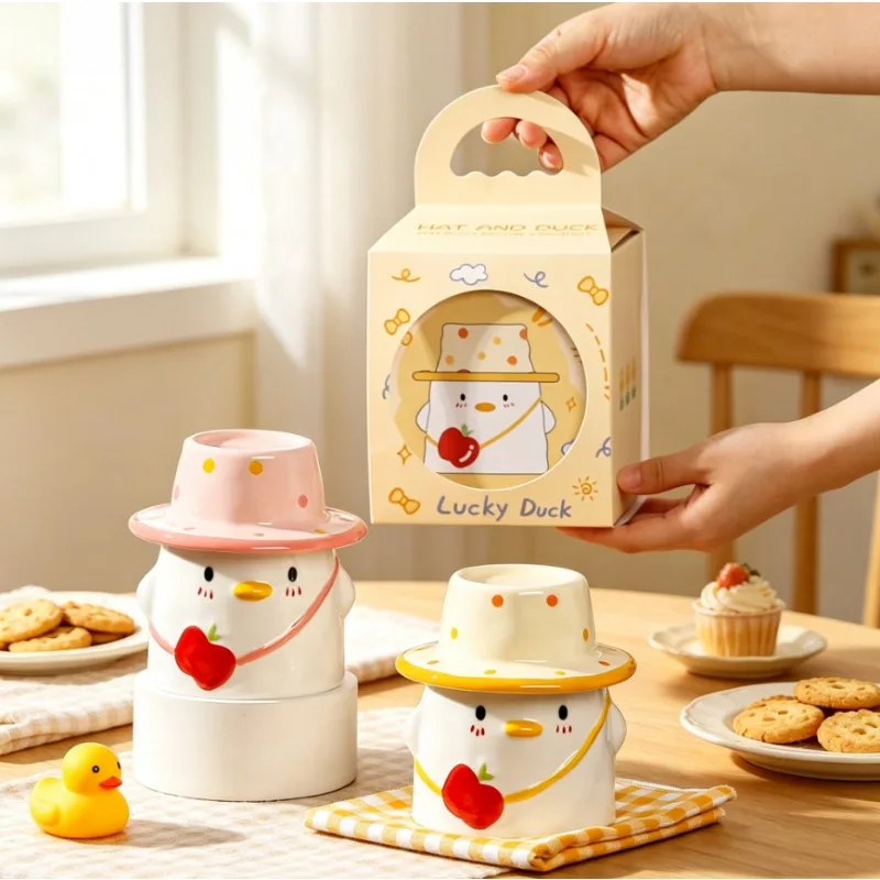 Lucky duckling straw hat mug, ceramic cup with lid, polka-dot straw hat dust cover.