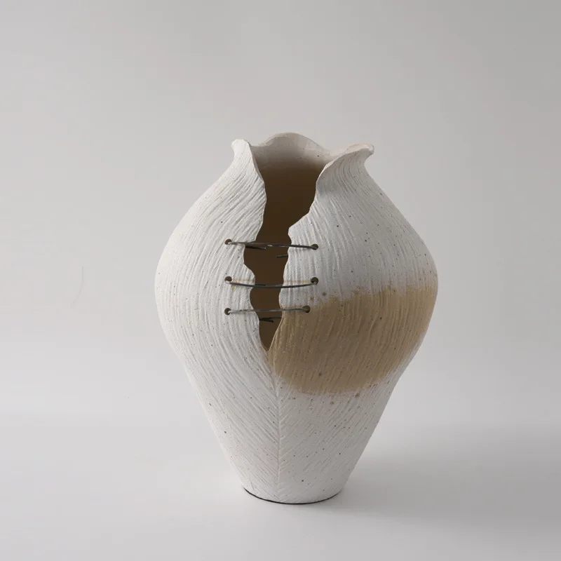 Florero de cerámica de forma especial.