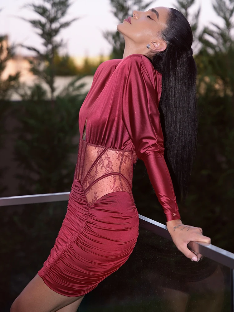 VC – Mini robe de luxe bordeaux, col haut, découpée, avec détail Corset en dentelle, robe de soirée élégante à manches longues pour soirée et événements