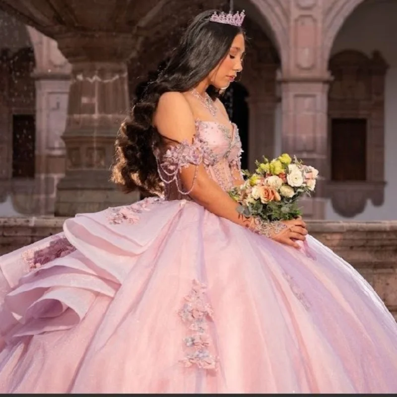 

Розовые платья Quinceanera по индивидуальному заказу с открытыми плечами и цветочной аппликацией с длинным хвостом и кружевным цветком Vestido 15, Quinceanera