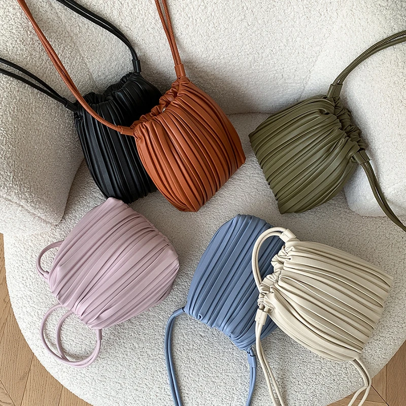 

Новое весенне-летнее издание: корейская нишевая плиссированная квадратная сумка ярких цветов.