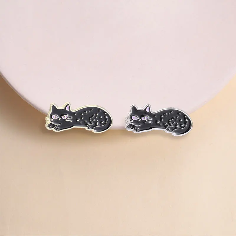 Broche vintage con forma de gato negro acostado, con borde dorado y plateado, ojos morados, insignia de metal, ideal para uso diario, como regalo o para personalizar ropa, bolsos y sombreros.