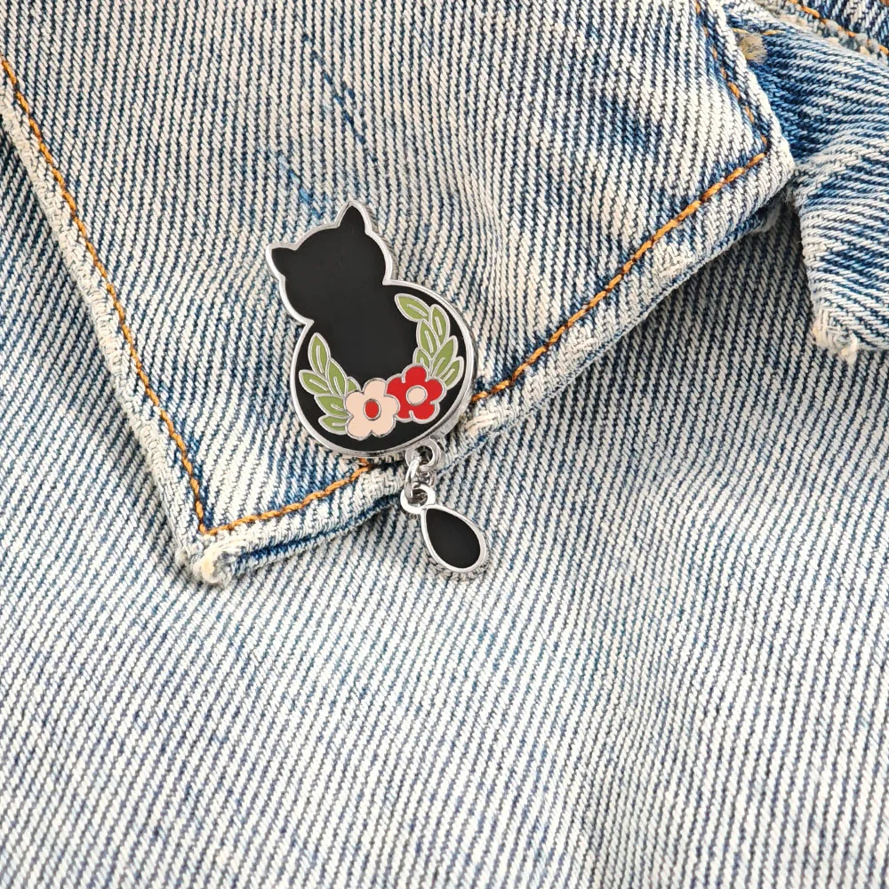Niedliche Schwarze Katze Emaille-Pin Blumenkranz Anhänger-Brosche Kawaii Kätzchen Tropfenform Quasten-Abzeichen Tier-Reversnadel Schmuck Geschenk für Katzenliebhaber – Detail 6