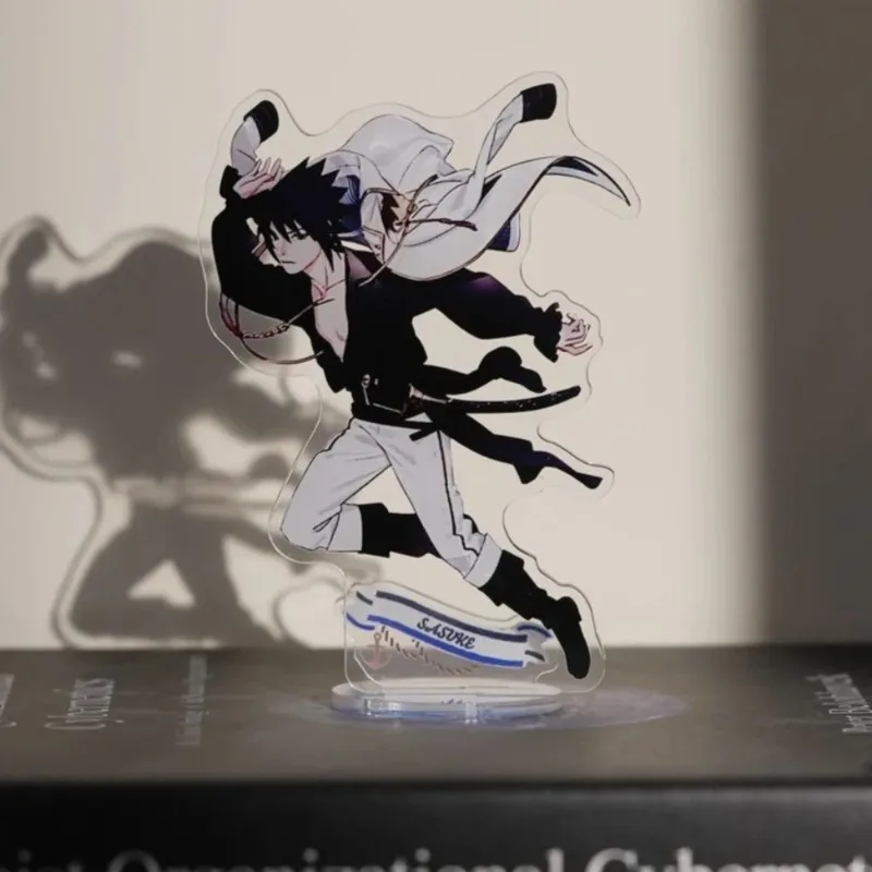 Uchiha Sasuke figura acrílica con soporte Naruto periféricos de animé adorno de escritorio delicado de moda un conjunto de insignias de pie regalos