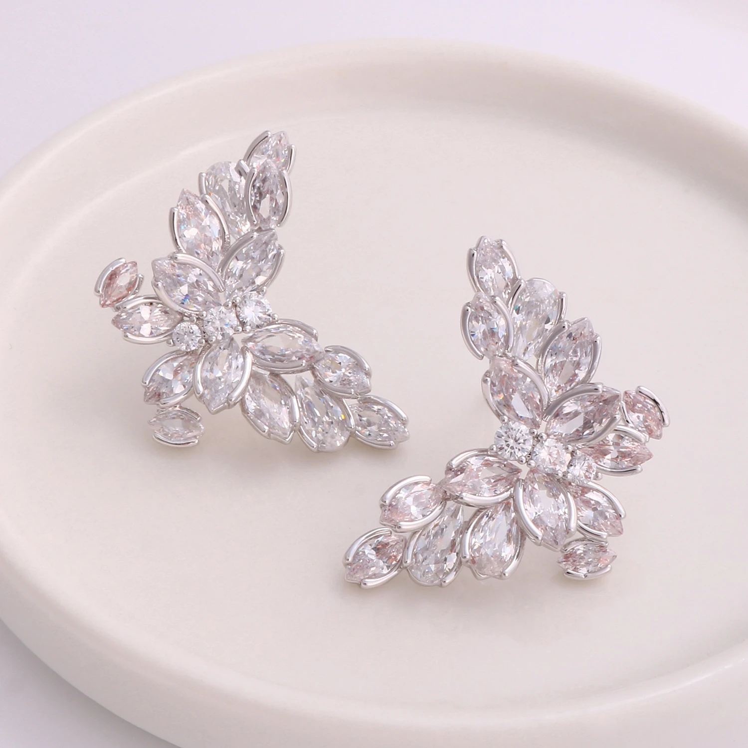 

Fashion Luxury Paved Artificial Zircon Stud Earrings Women Elegant Butterfly Earrings for Women Jewelry