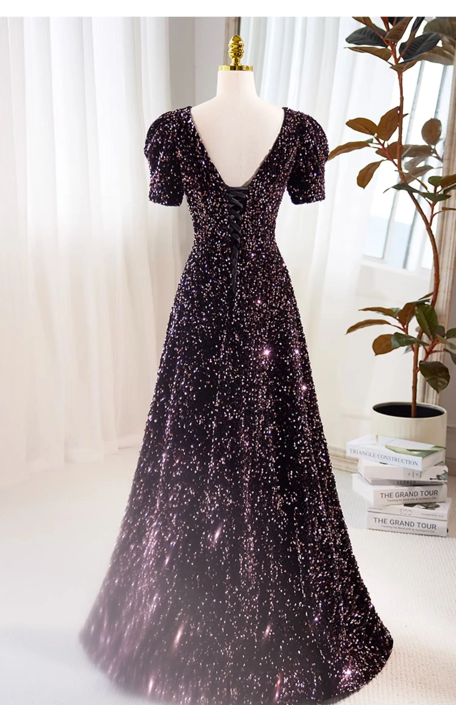 فستان سهرة أرجواني داكن لعام 2025 مزين بالترتر فستان طويل للحفلات الراقصة ورقبة على شكل حرف v وأكمام قصيرة ورباط من الخلف للحفلات