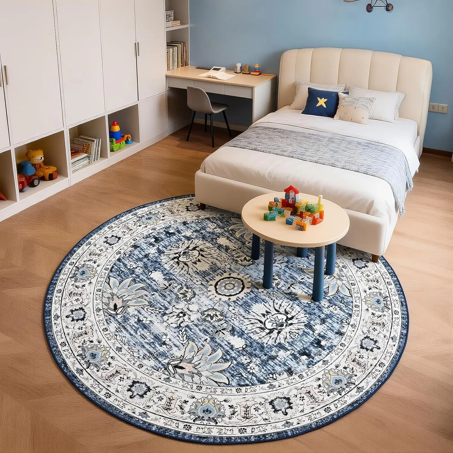 

Синий круглый винтажный ковер с цветочным узором и эффектом потертости для детской комнаты или семейной зоны