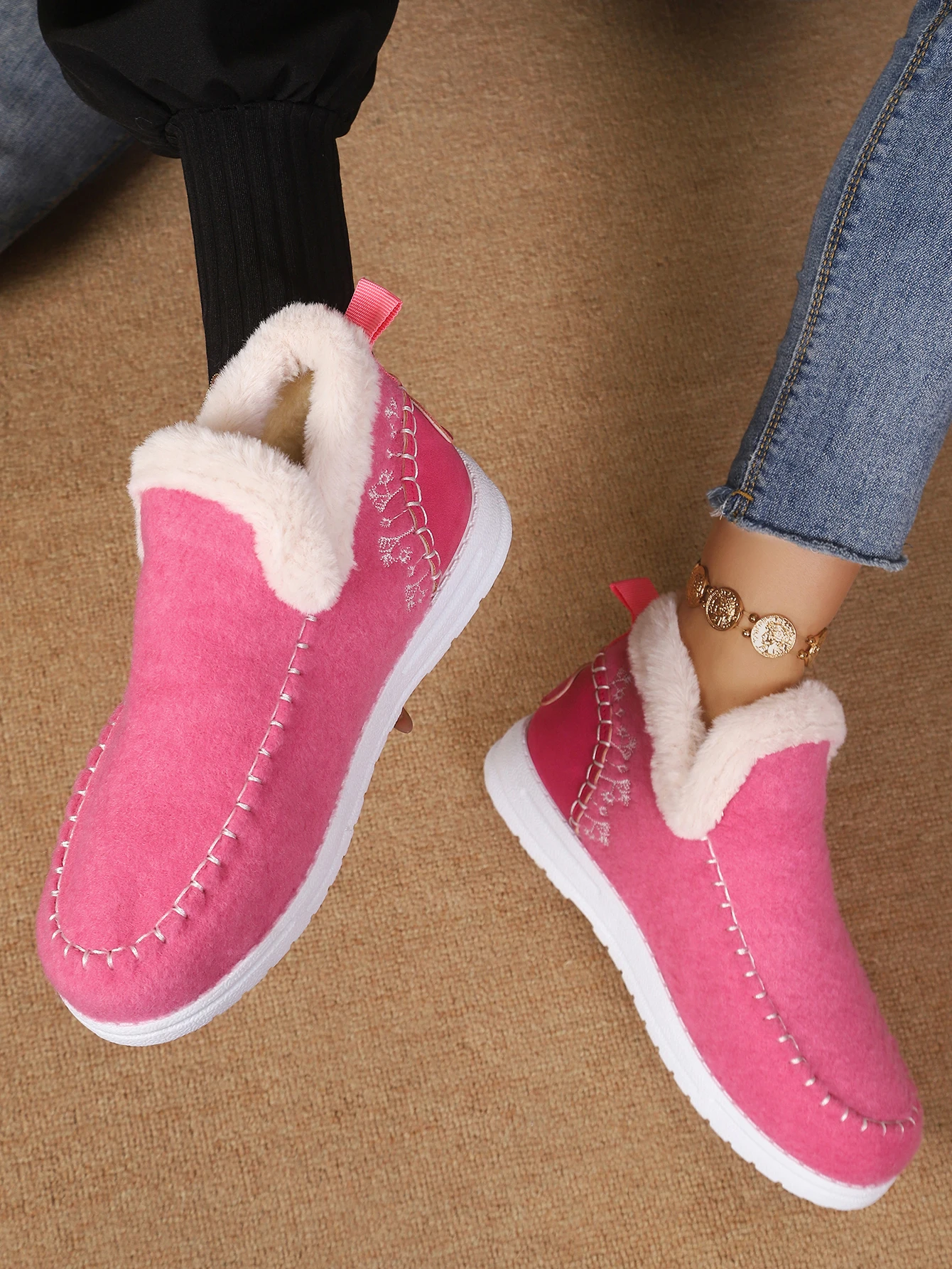 Damen Winter Slip-On Stiefeletten mit Flauschigem Kragen, Weichem Filz, Warmem Fleecefutter, Flach, Rutschfest, Leicht, für den Alltag, Schneestiefel – Detail 11
