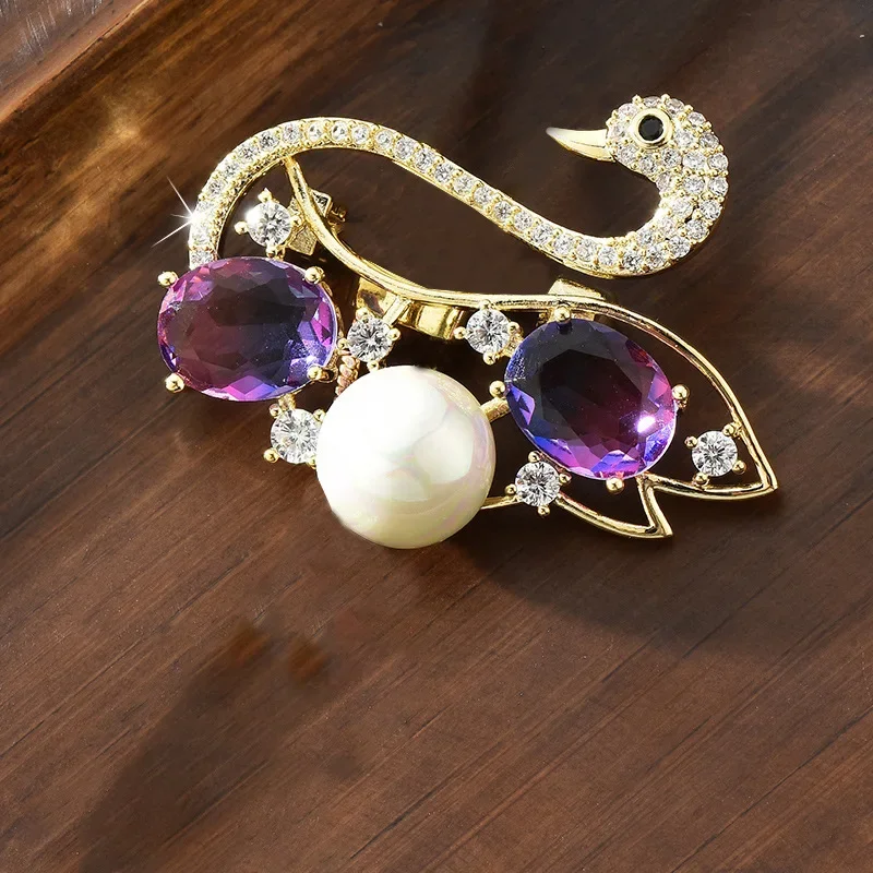 2025 Spilla versione coreana in cristallo sintetico composito cigno colorato, accessorio spilla da donna, clip per colletto, filo per spilla
