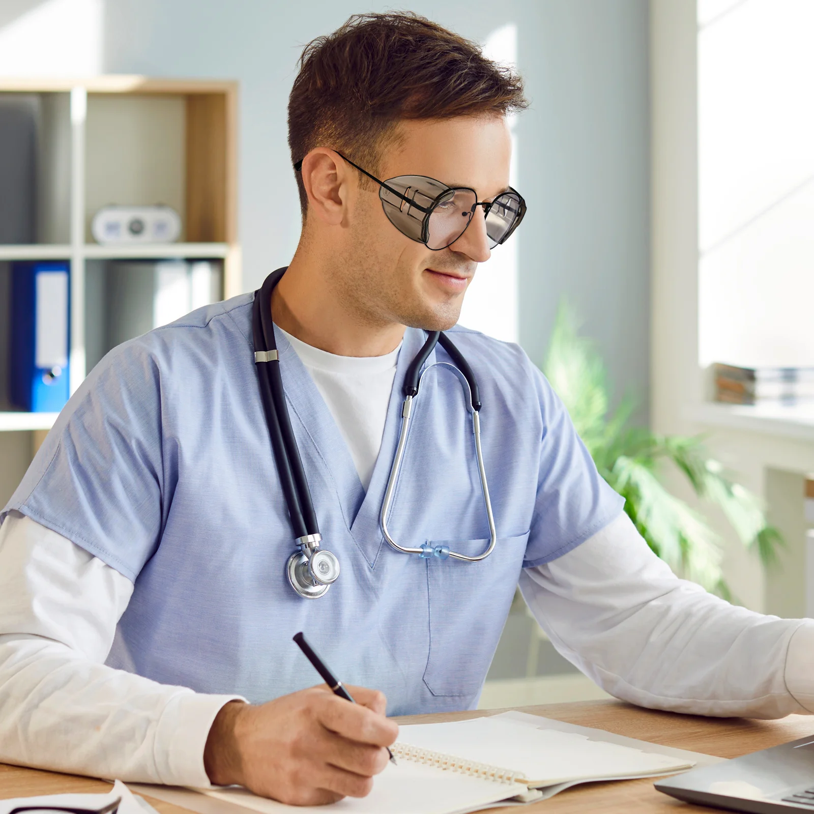 زوجان من نظارات السلامة ذات التغطية الجانبية المضادة للربط، مادة ممتازة، تصميم مريح خفيف الوزن للجنسين، بني داكن