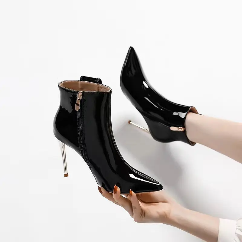 Black sheepskin insoles, short boots, slim high heels, side large semi-circular buckle decoration, size home women's boots talon