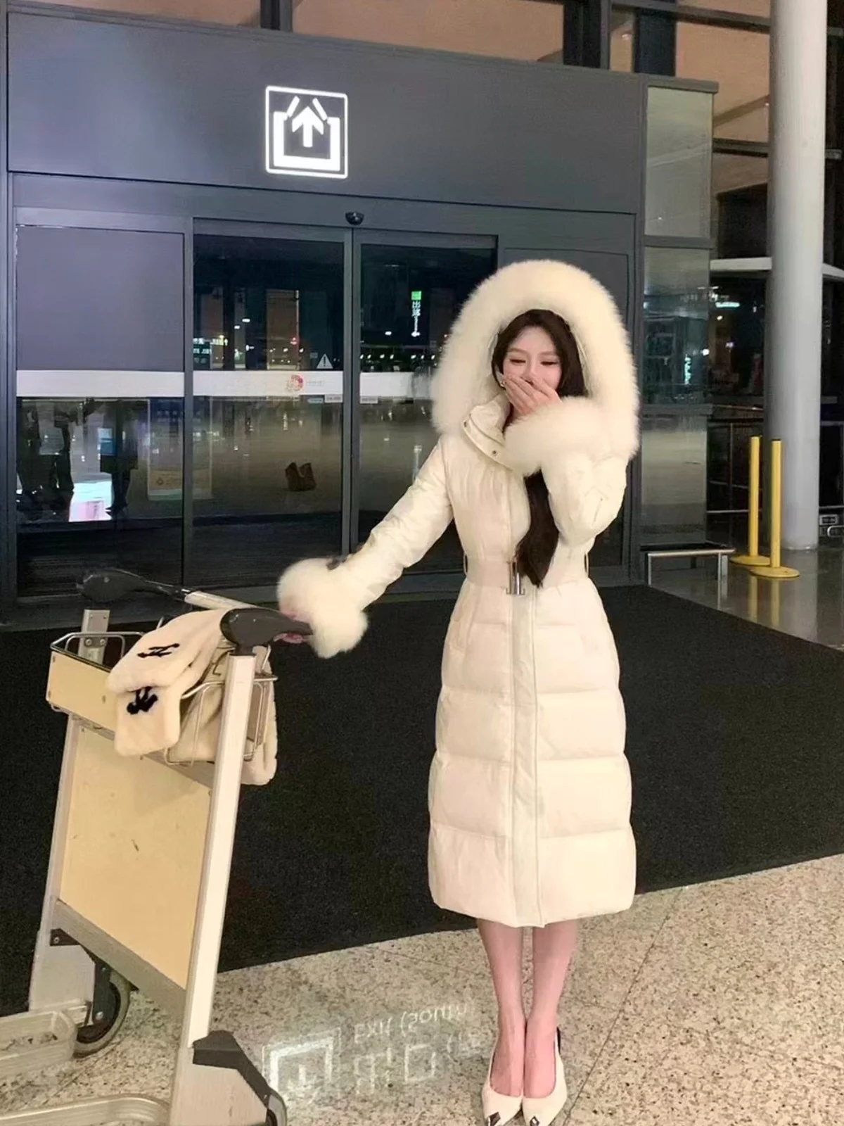 

Зимняя женская модная куртка JONIbyBEB с длинным поясом, воротником из натурального меха и наполнителем из 90% белого пуха