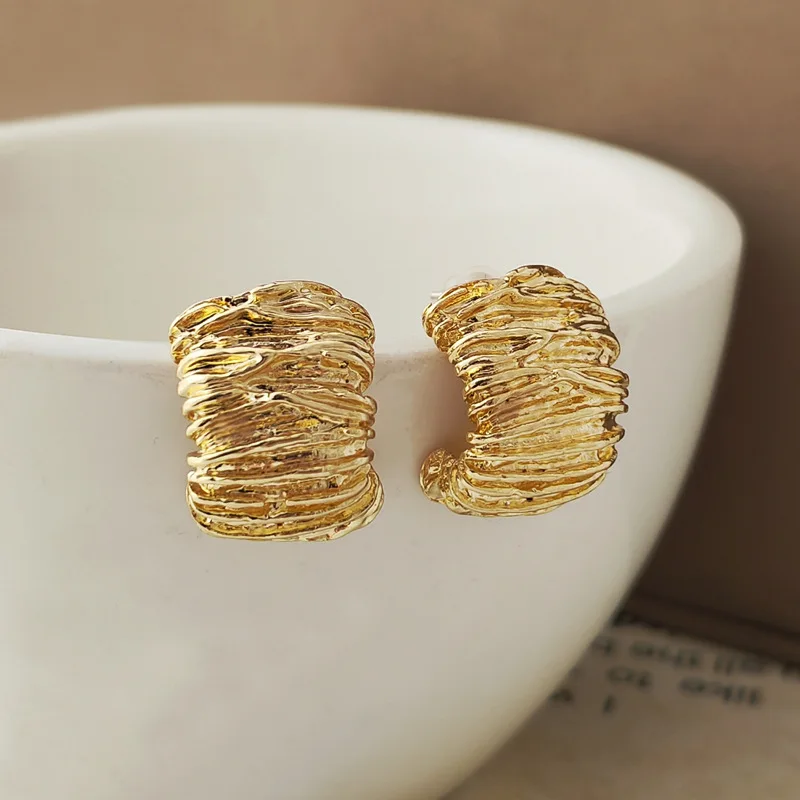 Charm Fold and Wrinkle C Shape Stud Earrings for Women Temperament Fashion Hip Hop Rock Party Jewelry Korea Earring Accessories