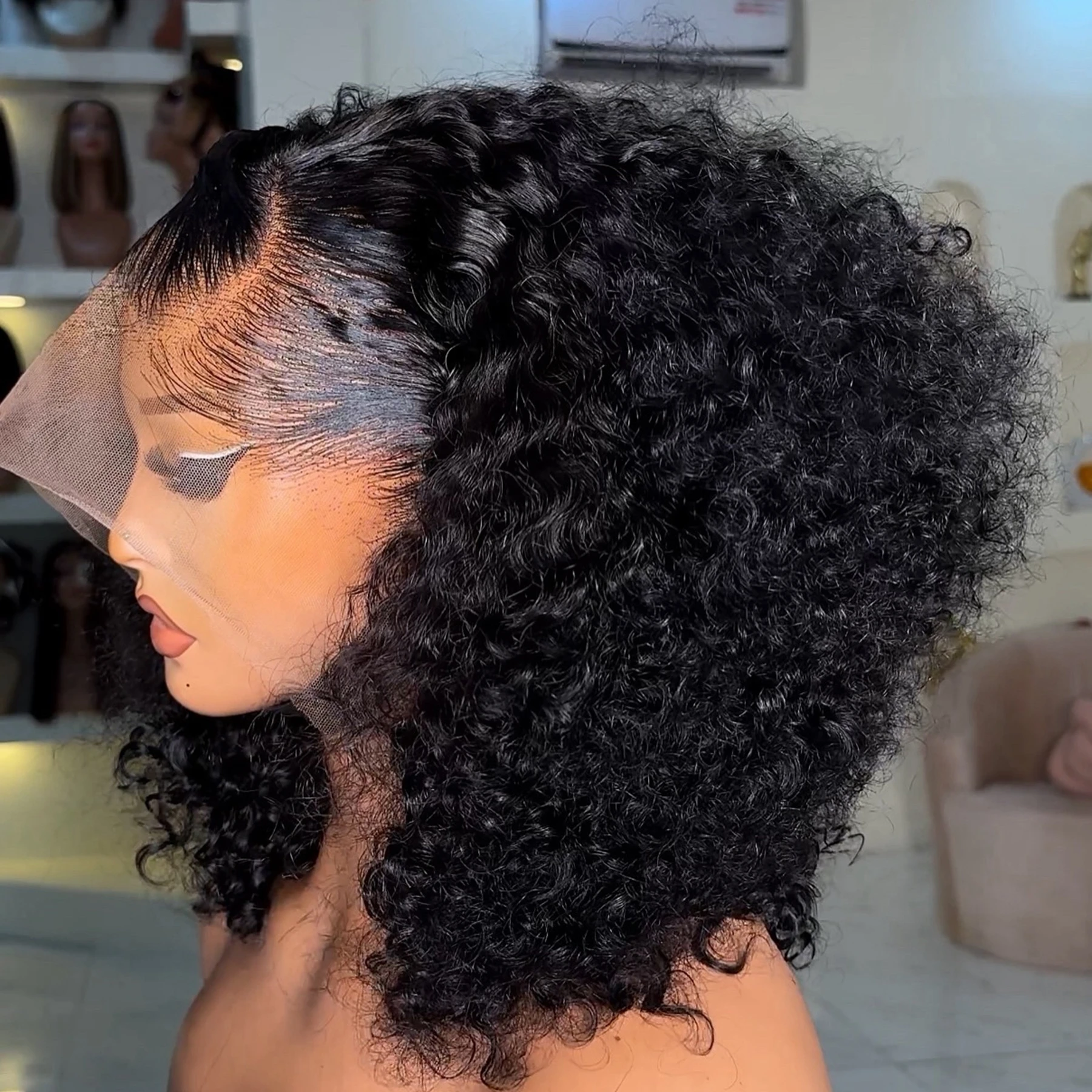 

Короткий парик-каре с кудрями, черный цвет, 13X4X1 HD, с кружевной передней частью, для женщин, синтетический, с предварительно проработанной линией роста волос, мягкие волосы, для повседневной носки и вечеринок