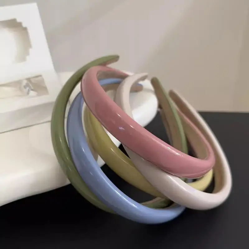 Sommerliches, bonbonfarbenes, dünnrandiges Leder-Stirnband mit rutschfestem Innenfutter, mattiertem Finish, süße Haarbänder, Accessoires für den Alltag und Feiertage – Detail 6