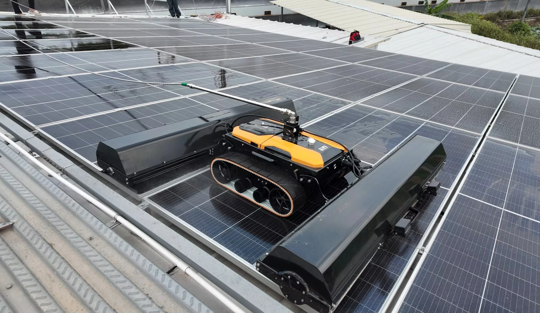 Crawler Solar Cleaning Robot Wireless Remote PV Panel Cleaning Equipment For High Rooftop Distributed Solar Power Arrays
