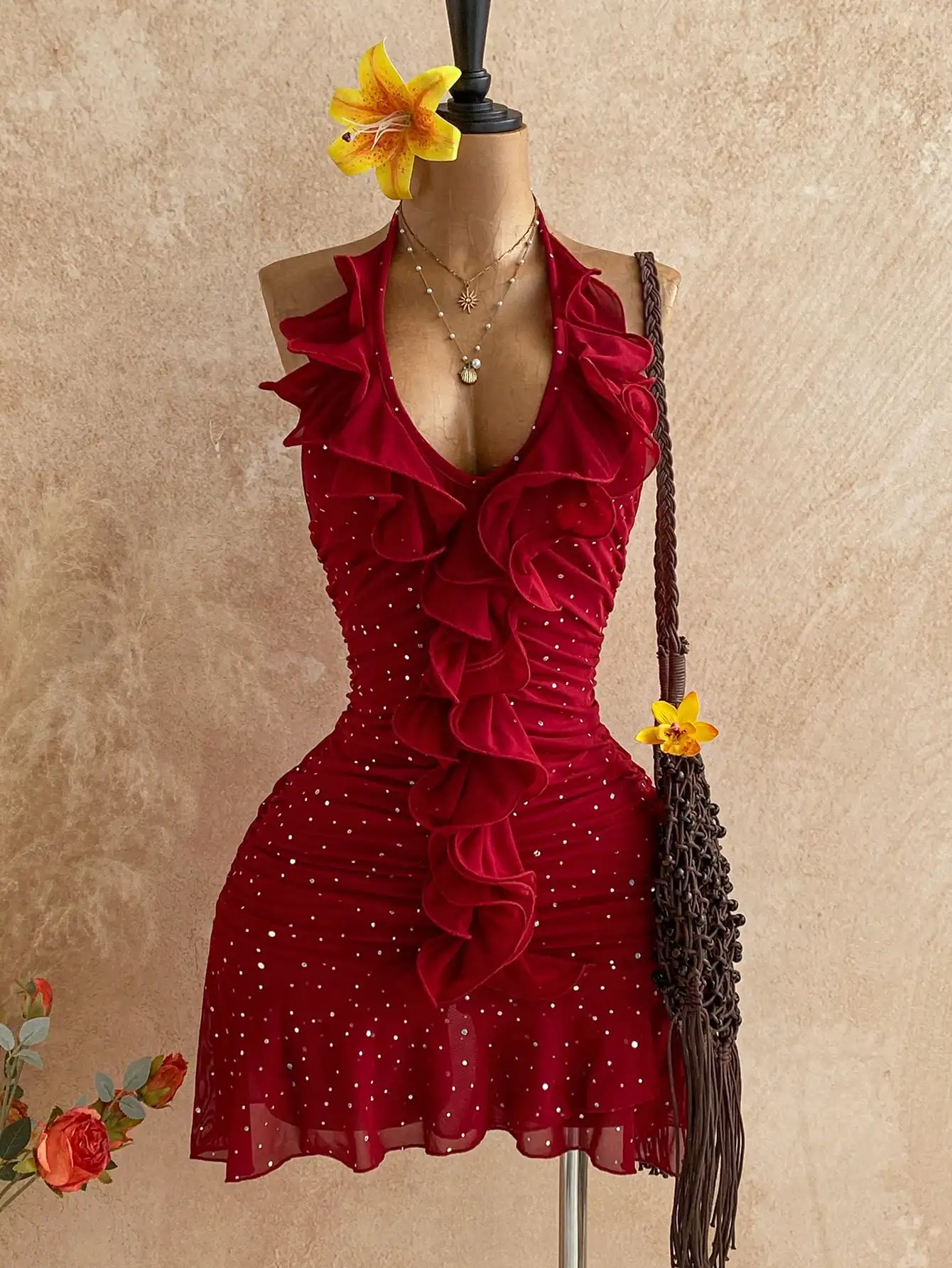 

Красное бархатное мини-платье с рюшами, блестящими вкраплениями и асимметричным подолом