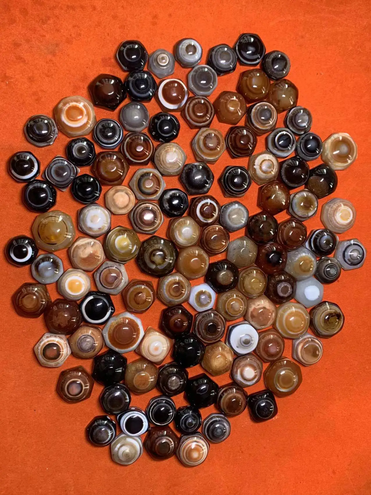 104pcs/lot Natural Stone Red Black Eyes Agate Sheep Plate Beads One Eye Dzi Beads Bulk Wholesale Mystery Amulet gods jewelry diy