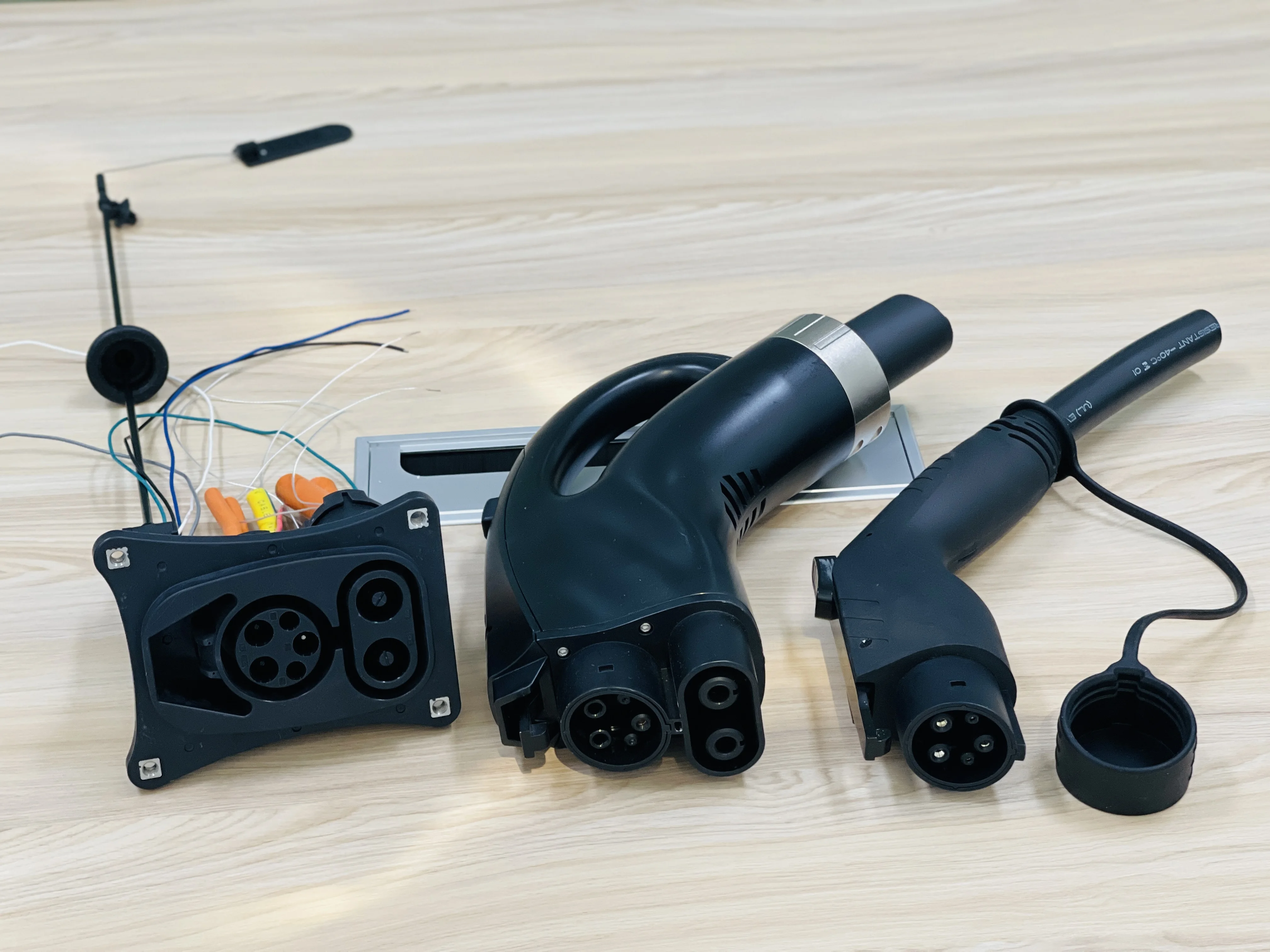 CCS1 تيار مستمر منفذ Ev شاحن أنثى التوصيل CCS1 تهمة رئيس الأمريكية Javelin رئيس Ev شاحن أسود CCS1 400 فولت 200A