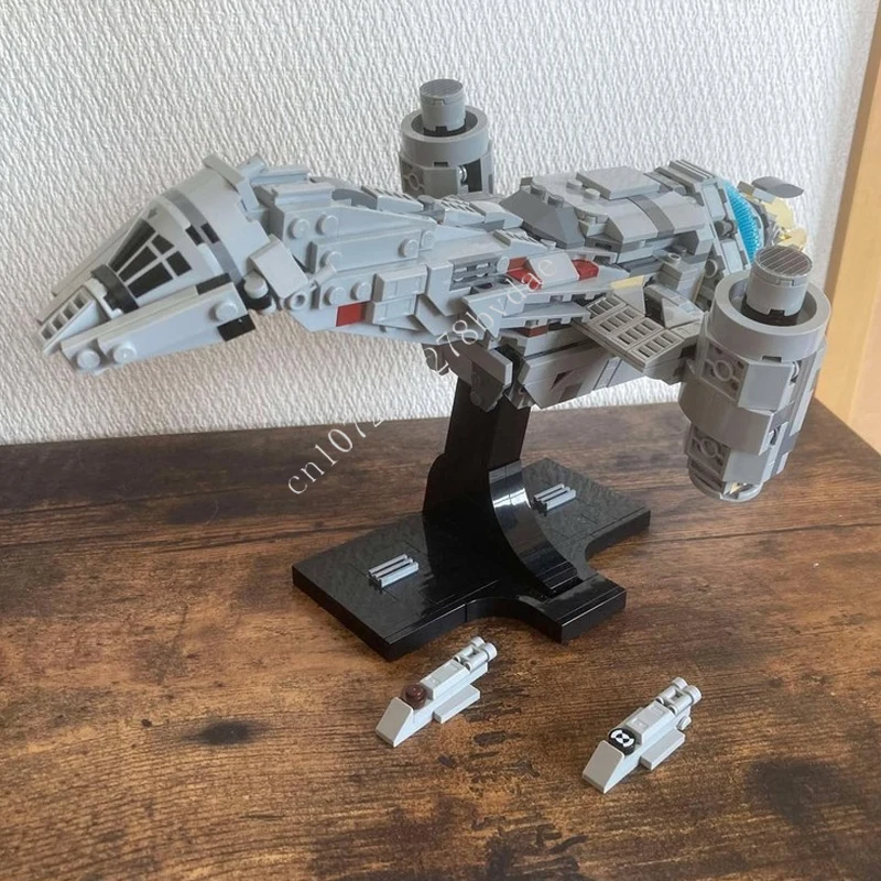 

670PCS Firefly-Class Serenity Space War Military MOC SpaceShip Battle Midi-Scale DIY Assembly Puzzle Toy Gift for Kids Ages