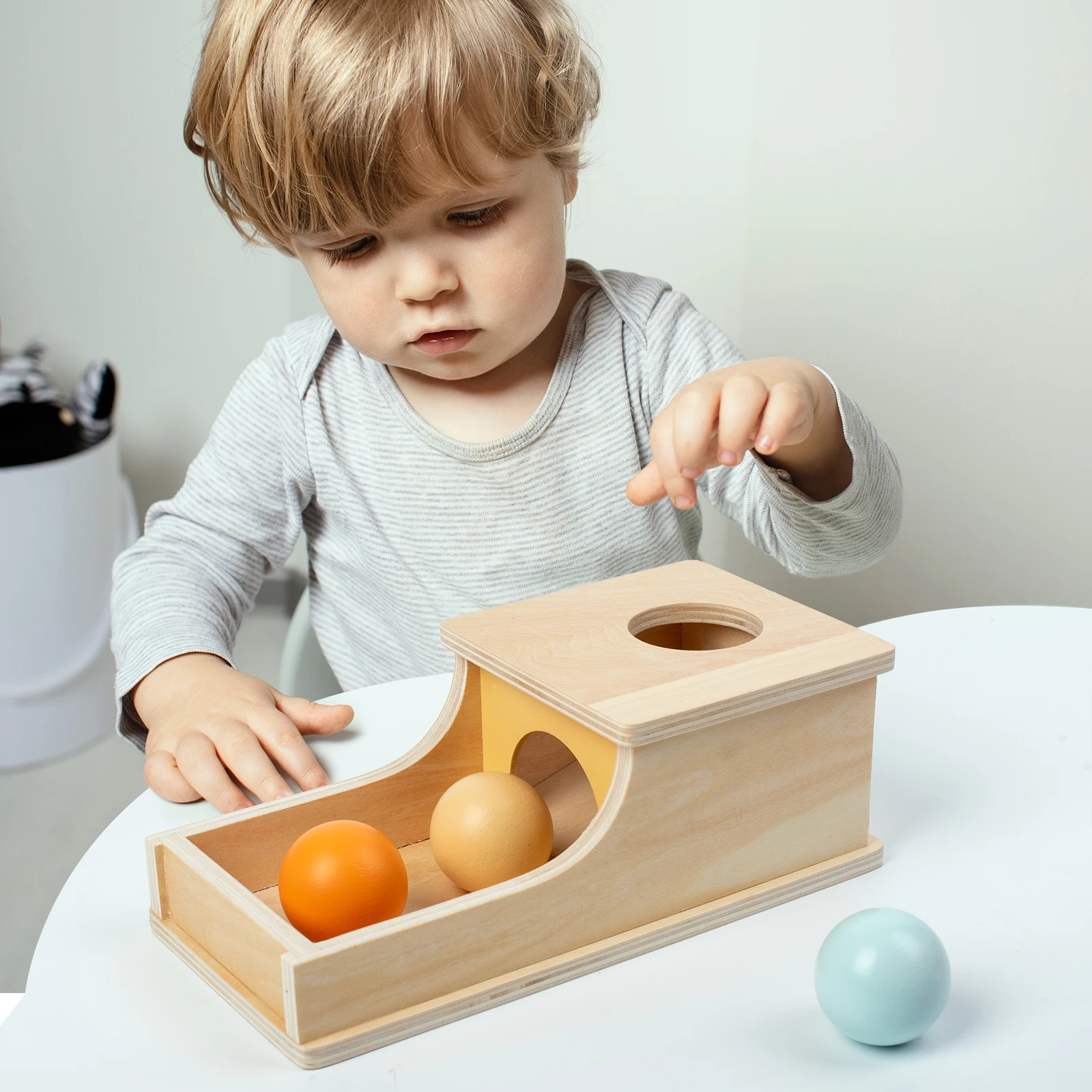 Spielzeugkiste zum Werfen und Rollen aus Holz mit bunten Bällen zum Werfen und Rollen, hilft bei Babys beim Hand-Auge-Koordination beim Training