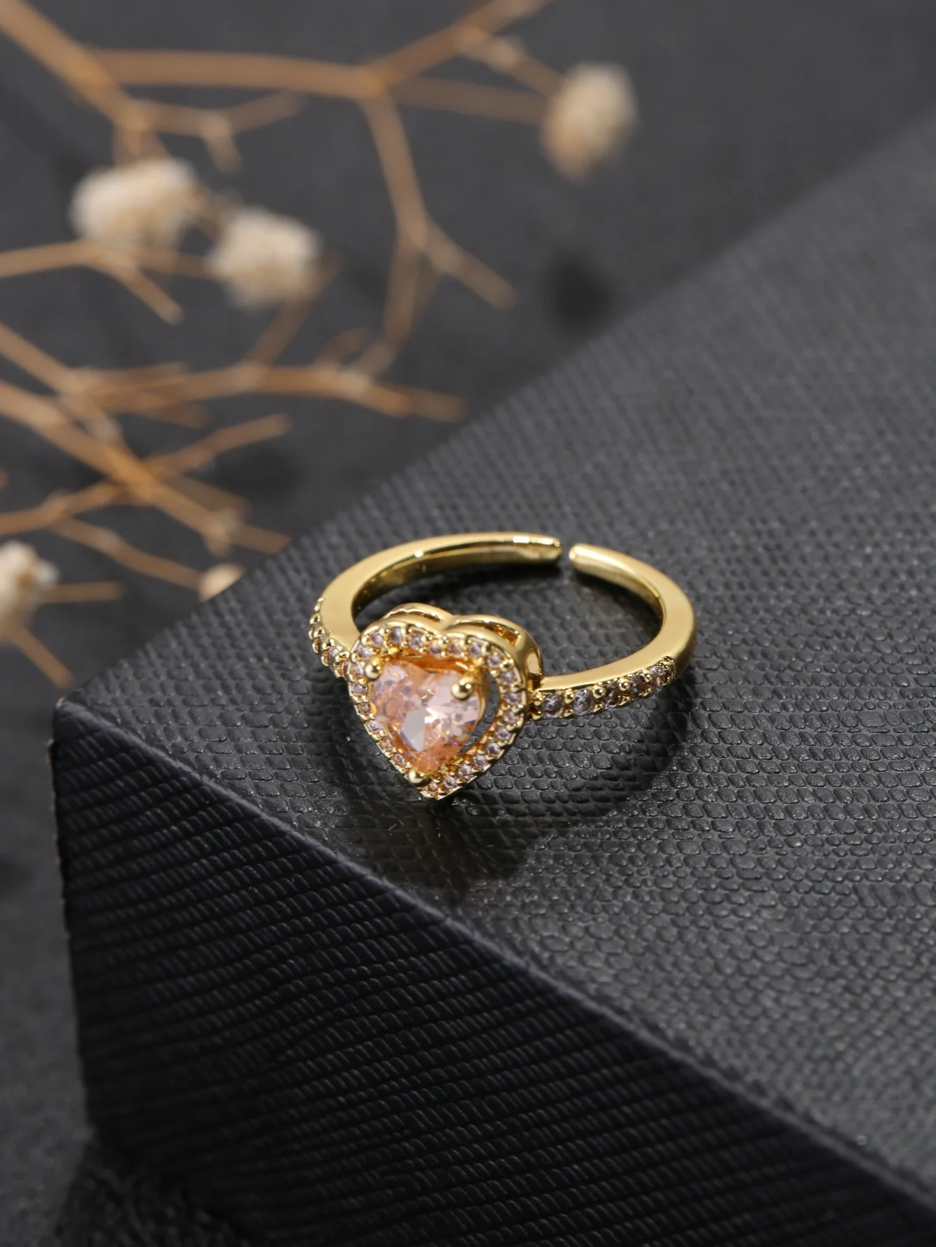 1 Piece Copper-Plated 18K Gold Double-Layer Hollow-Out Rhinestone Heart-Shaped Open Ring, Suitable for Girls' Girly Outfits, Pairing with Sweet Girl Outfits, Gentle and Youthful Decorative Hand Accessory, Romantic Gift for Qixi Festival, Suitable for Wearing in Various Occasions Like Daily Shopping, Store Visits, and Photoshoots