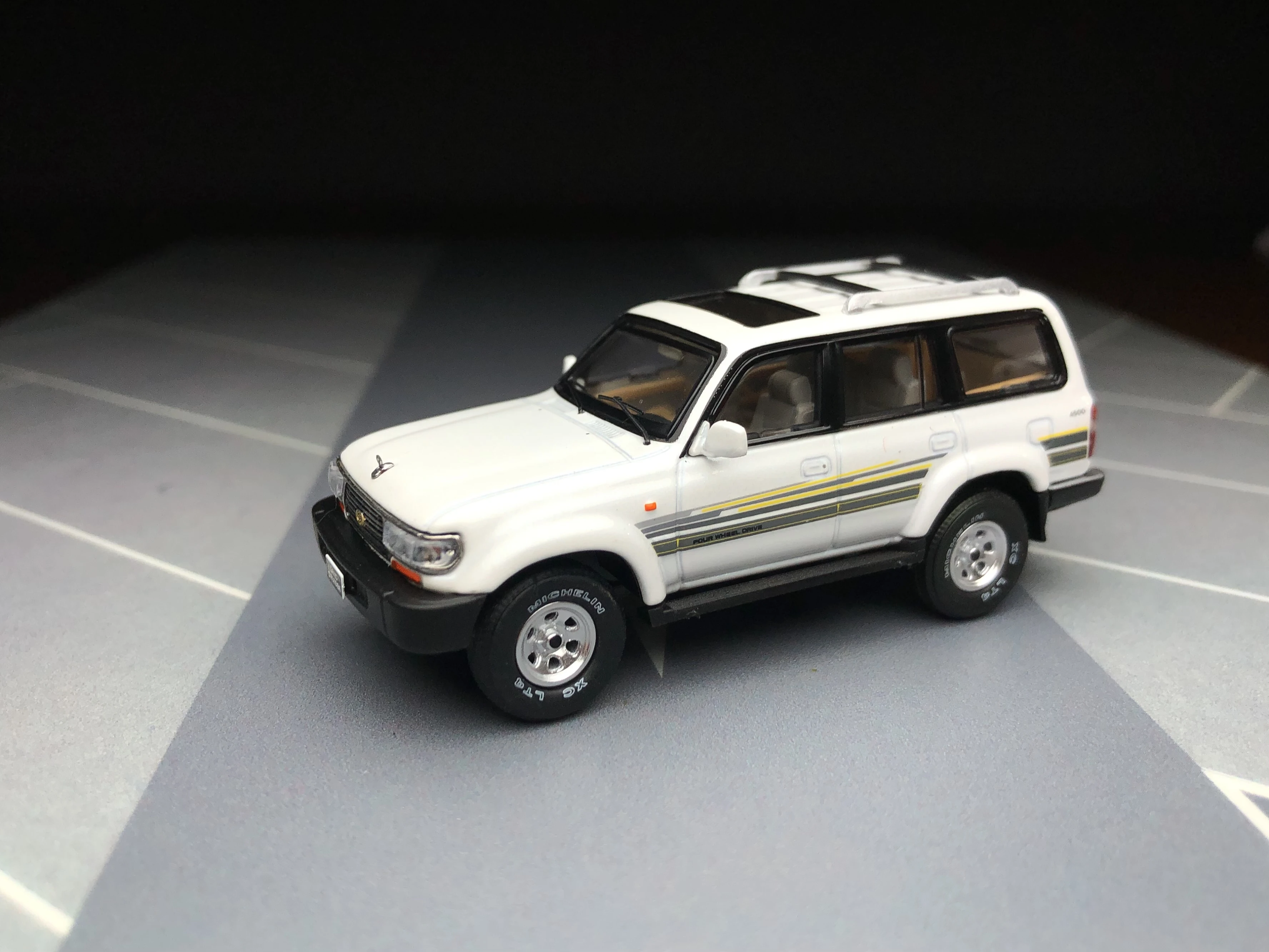 

1/64 Land Cruiser 80 LC80 Cross Country White KENGFAI Diecast Model Car