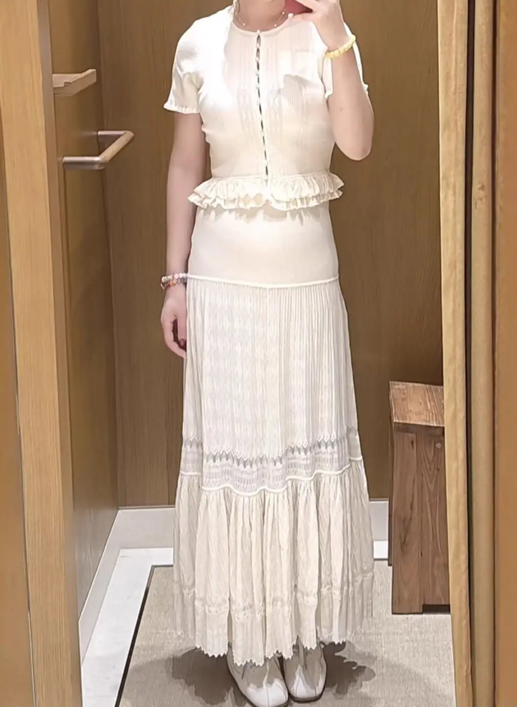 

Женский комплект с декором из искусственного жемчуга: однобортный вязаный кардиган с круглым вырезом и короткими рукавами + юбка миди