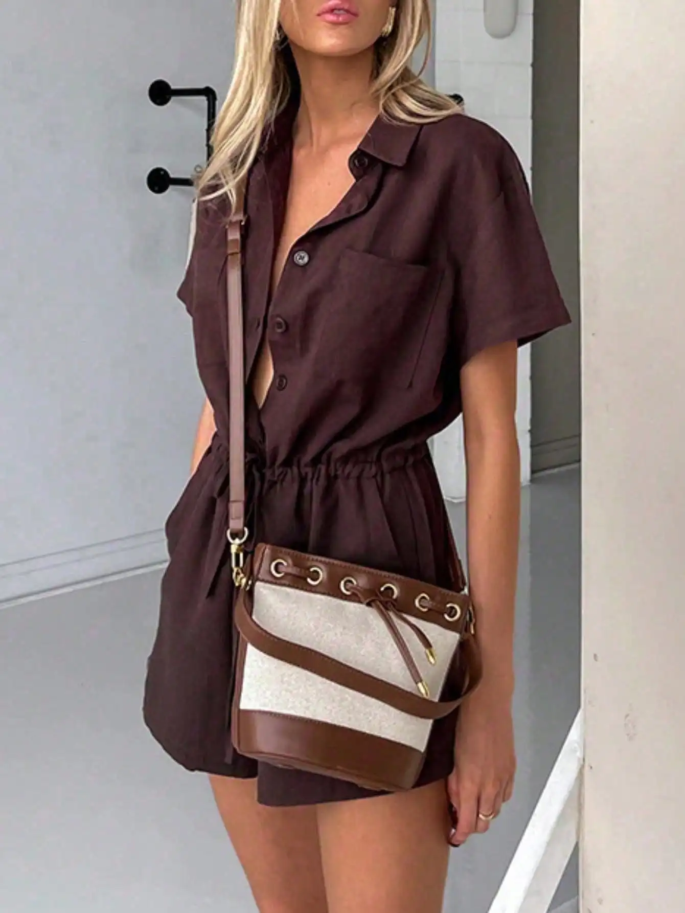 

Универсальный цельный комбинезон с поясом для женщин. Элегантный наряд для гала-коктейлей.